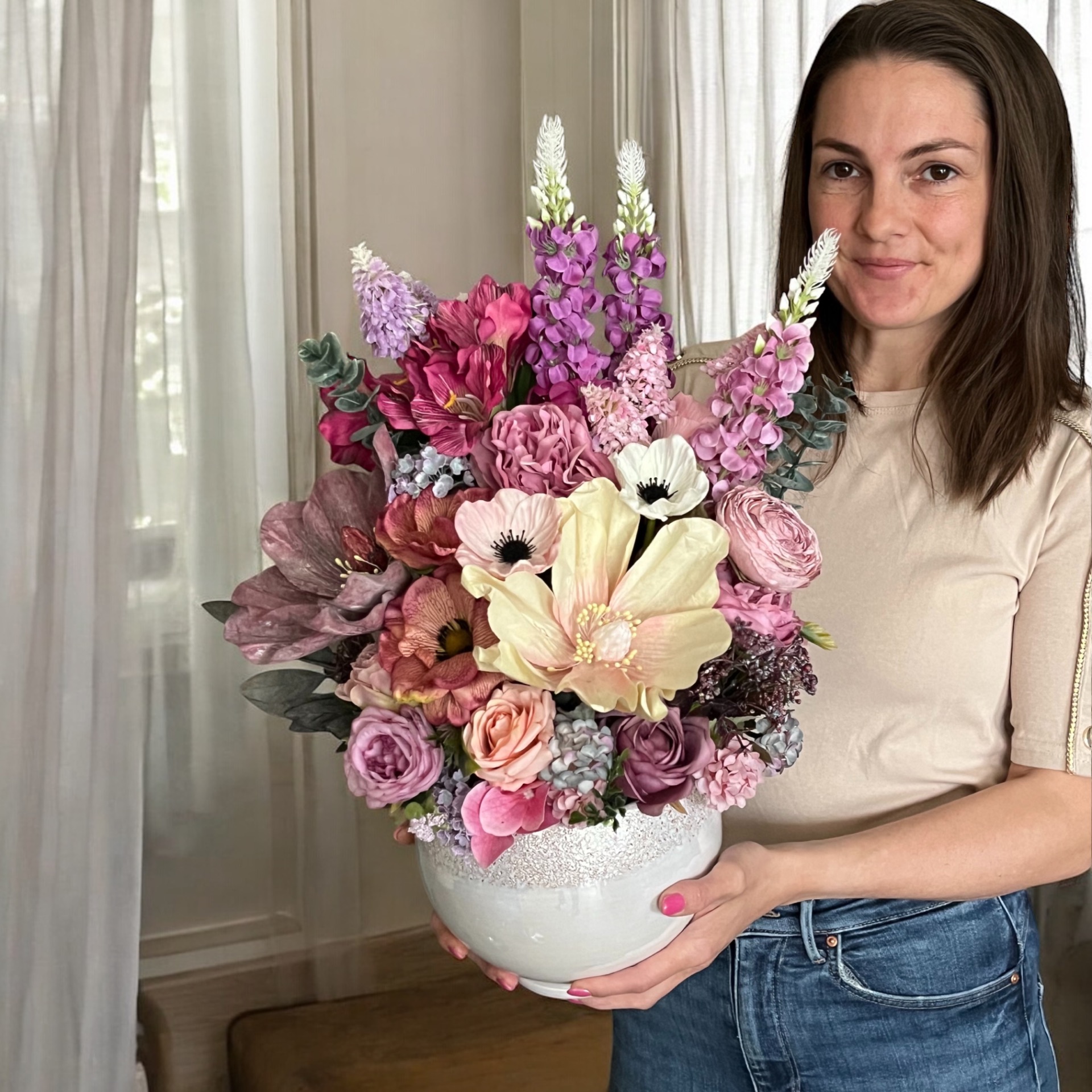   Szia, Móni vagyok, kétgyermekes anyuka és az Art Flower Design megálmodója. Mindig is szerettem alkotni, és úgy érzem, a kézműves dekorációkban tudom a legjobban kifejezni a kreativitásomat. Minden apró részlet számít számomra: az alapanyagok gondos kiválasztása, a színek harmóniája, a formák játékossága – mindezek együtt teszik különlegessé az alkotásaimat.  Az évek során az alkotás számomra nemcsak hobbi, hanem egy módja annak, hogy örömet és meghittséget vigyek mások otthonába. Az évszakok szépsége mindig inspirál: ősszel a meleg, aranyló tónusok, télen az adventi koszorúk és ünnepi kopogtatók, tavasszal a virágzó természet színei – mind-mind megtalálhatók a dekorációimban.  Az Art Flower Designnal az a célom, hogy minden darab egyedi legyen, szívvel-lélekkel készüljön, és hogy az otthonokban valódi hangulatot teremtsen. Hiszem, hogy a kézzel készített dekorációk apró csodák: mosolyt csalnak az arcokra, melegséget hoznak a hétköznapokba, és egyedivé varázsolják a teret.  Köszönöm, hogy itt vagy, és remélem, az alkotásaimban te is megtalálod azt a kis varázslatot, ami az otthonodat még különlegesebbé teszi. 💛
